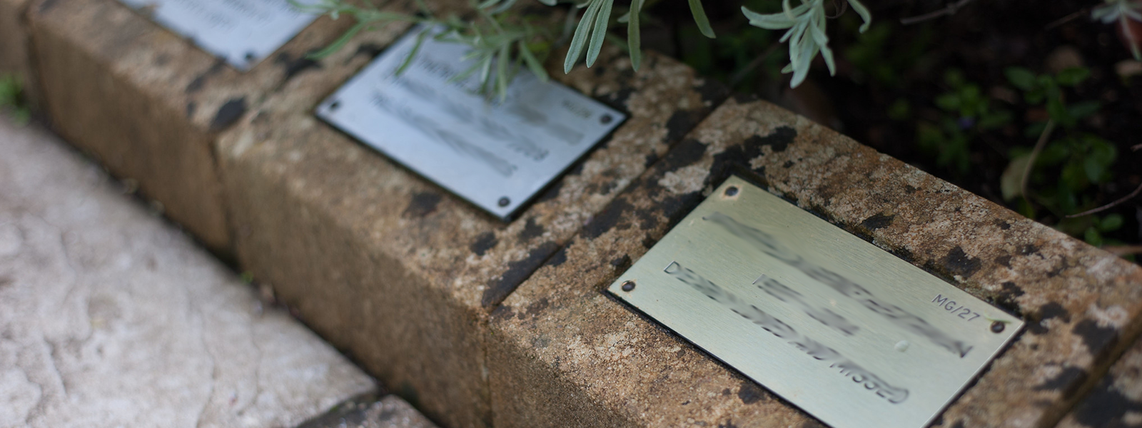 Kerb stones