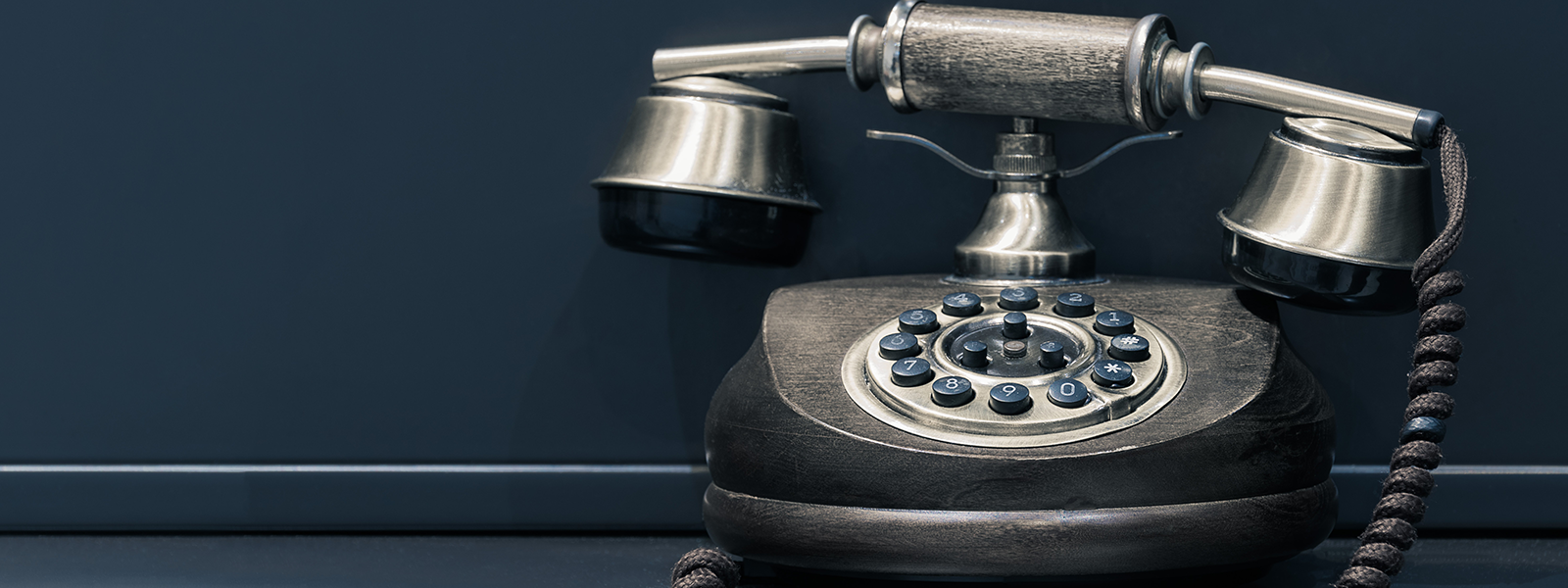 Telephone - Photo by Pawel Czerwinski Unsplash